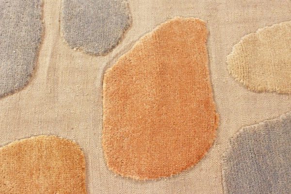 Natürliche Eleganz und zeitlose Kunst vereinen sich in diesem handgeknüpften Kelim, hergestellt aus hochwertiger 100% Wolle und verziert mit einem exquisiten Terrazzo-Muster in wunderschönen Pastelltönen. Erhältlich im Onlineshop der Middleway Gallery in Hamburg