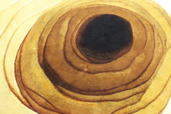 Teppich "Desert": Handgeknüpftes Design mit Wildrosen-Motiv in Gelb und Braun. Sein Harmonisches Farbspiel verleiht dem Teppich eine einzigartige Ausstrahlung. Erhältlich in Hamburg bei Middleway Gallery und im Online-Shop.