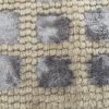 Handgefertigter Teppich Dot Lāl aus Wolle und Kunstseide in Creme mit zarten Fliedertönen, veredelt durch ein modernes Punktmuster, das für zeitlose Eleganz sorgt. Erhältlich in Hamburg und im Onlineshop.