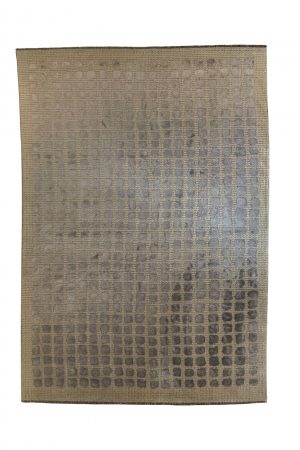 Handgefertigter Teppich Dot Lāl aus Wolle und Kunstseide in Creme mit zarten Fliedertönen, veredelt durch ein modernes Punktmuster, das für zeitlose Eleganz sorgt. Erhältlich in Hamburg und im Onlineshop.