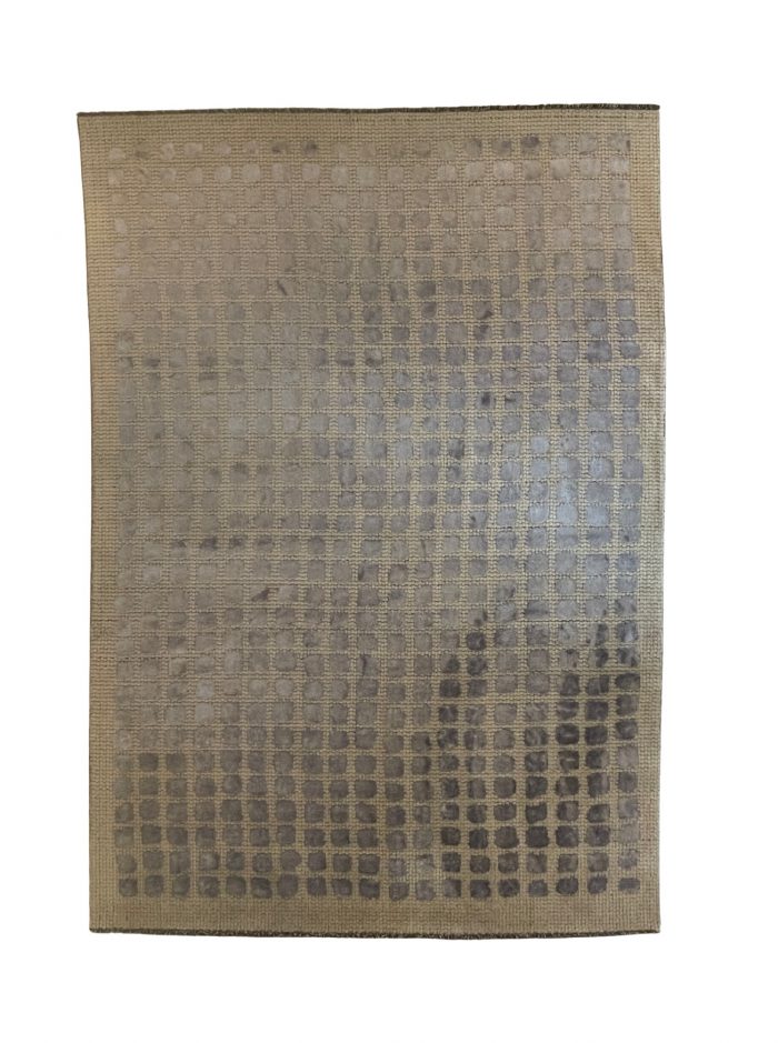 Handgefertigter Teppich Dot Lāl aus Wolle und Kunstseide in Creme mit zarten Fliedertönen, veredelt durch ein modernes Punktmuster, das für zeitlose Eleganz sorgt. Erhältlich in Hamburg und im Onlineshop.