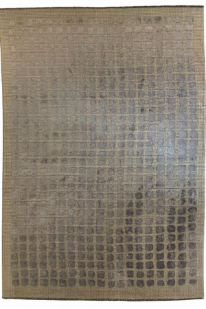 Handgefertigter Teppich Dot Lāl aus Wolle und Kunstseide in Creme mit zarten Fliedertönen, veredelt durch ein modernes Punktmuster, das für zeitlose Eleganz sorgt. Erhältlich in Hamburg und im Onlineshop.