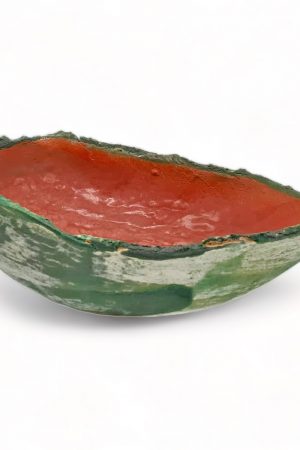 Unsere handgefertigte Keramikschale – eine elegante Eiform, in leuchtendem Rot erstrahlend und von außen mit einem sanften Farbverlauf von Grau, Grün und Creme. Erhältlich in Hamburg Middleway Gallery und im Onlineshop.