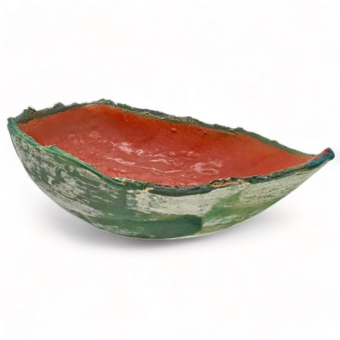 Unsere handgefertigte Keramikschale – eine elegante Eiform, in leuchtendem Rot erstrahlend und von außen mit einem sanften Farbverlauf von Grau, Grün und Creme. Erhältlich in Hamburg Middleway Gallery und im Onlineshop.