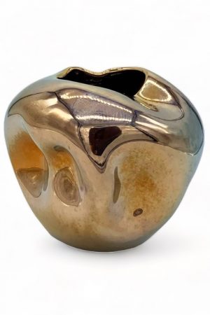 Die handgefertigte Vase 'Squeezed' aus antikem messing Look verleiht mit ihrem keramischen Material und dem einzigartigen Look jedem Raum eine besondere Note. Erhältlich in Hamburg Middleway Gallery und im Onlineshop.
