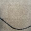 FORMA ist ein handgefertigter Teppich aus Wolle mit feinem Kunstseide-Anteil. Seine organische Form und die grafische Linie machen ihn zu einem modernen Statement im Raum. Erhältlich in Hamburg Middleway Gallery & im Onlineshop.