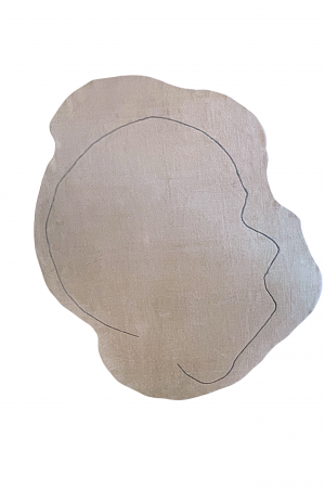 FORMA ist ein handgefertigter Teppich aus Wolle mit feinem Kunstseide-Anteil. Seine organische Form und die grafische Linie machen ihn zu einem modernen Statement im Raum. Erhältlich in Hamburg Middleway Gallery & im Onlineshop.