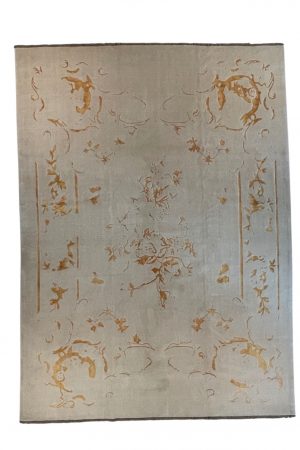 Fade Teppich handgefertigt aus Wolle und Kunstseide in Beige mit dezentem floralen Muster und Vintage-Optik. Erhältlich in Hamburg Middleway Gallery und im Onlineshop.