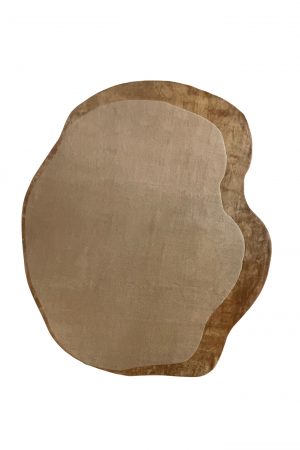 Handgefertigter Teppich aus Wolle und Kunstseide in freier organischer Form – Modell 'Freeform' aus der RisRug Kollektion. Erhältlich in Hamburg Middleway Gallery und im Onlineshop.
