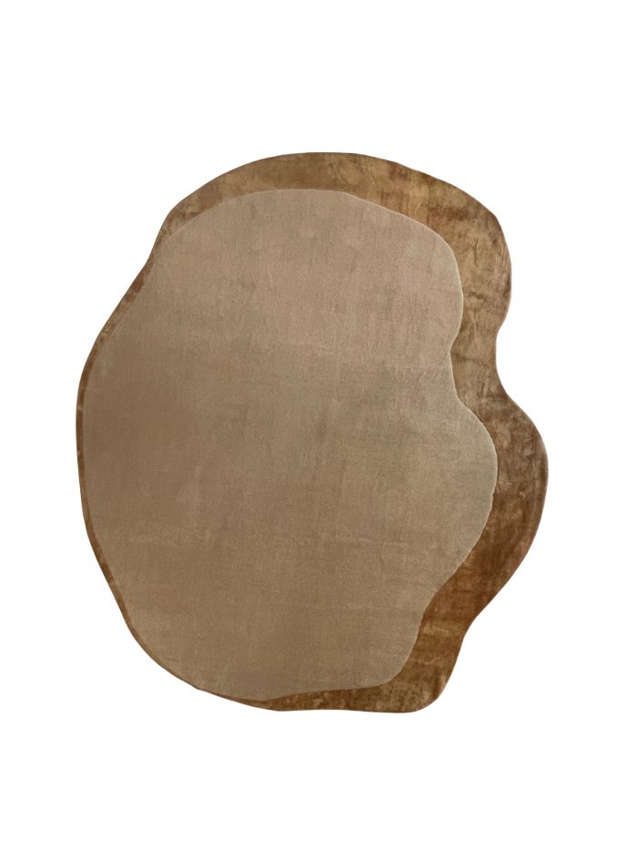 Handgefertigter Teppich aus Wolle und Kunstseide in freier organischer Form – Modell 'Freeform' aus der RisRug Kollektion. Erhältlich in Hamburg Middleway Gallery und im Onlineshop.