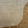 Handgefertigter Teppich aus Wolle und Kunstseide in freier organischer Form – Modell 'Freeform' aus der RisRug Kollektion. Erhältlich in Hamburg Middleway Gallery und im Onlineshop.