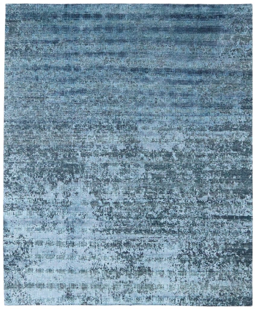 Der handgeknüpfte Teppich "Fresco Ocean" begeistert mit einem Design, das an den Meeresboden erinnert und in verschiedenen Blautönen gehalten ist. Sein edler Flor besteht aus feiner Seide und unsortierter Wolle und zeichnet sich durch eine besonders geringe Höhe aus. Erhältlich im Onlineshop der Middleway Gallery in Hamburg.