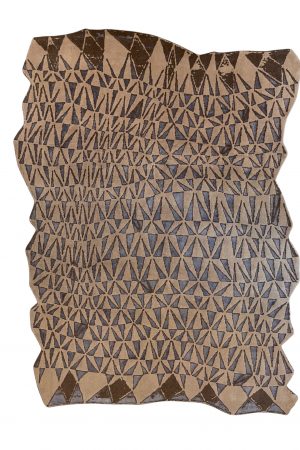 Handgefertigter GeoFlow Teppich aus Wolle und Kunstseide mit geometrischem Dreiecksmuster in Beige-, Blau- und Brauntönen. Erhältlich in Hamburg und Middleway Gallery und im Onlineshop.