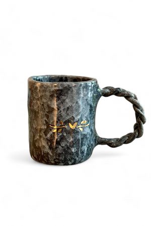 Handgefertigter Gisso Keramik Cup in milliertem Grau,dezent florales Design in Gold, zopfartiger handgeformter Henkel. Erhältlich im Hamburg Middleway Gallery und im Onlineshop.