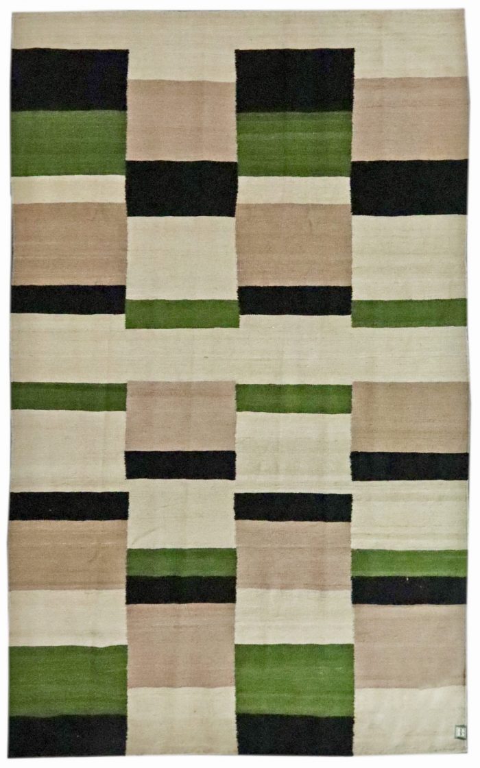 Handgefertigter Kelim aus handgesponnener Schafwolle, mit grafischem Design in Grün, Creme und Altrosa. Erhältlich in Hamburg Middleway Gallery und im Onlineshop.