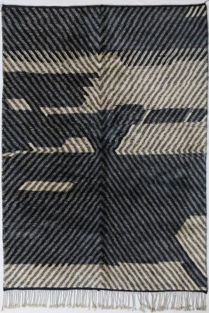 Der wollig - weichen Berber Teppich handgeknüpft in schwarz - Beige. Das Design dieses Berber Teppichs ähnelt sehr dem Fischgrätenmuster. Erhältlich in Middleway Gallery Onlineshop Hamburg.