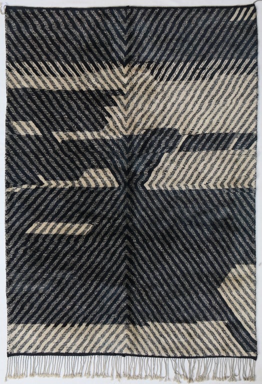 Der wollig - weichen Berber Teppich handgeknüpft in schwarz - Beige. Das Design dieses Berber Teppichs ähnelt sehr dem Fischgrätenmuster. Erhältlich in Middleway Gallery Onlineshop Hamburg.
