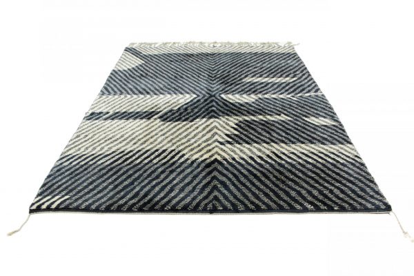 Der wollig - weichen Berber Teppich handgeknüpft in schwarz - Beige. Das Design dieses Berber Teppichs ähnelt sehr dem Fischgrätenmuster. Erhältlich in Middleway Gallery Onlineshop Hamburg.