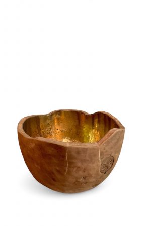 Unikat handgefertigte Keramikschale mit vergoldeter Innenfläche und einzigartiger, unebener Form – modernes Design für stilvolle Akzente.Erhältlich in Middleway Gallery und im Online Shop.