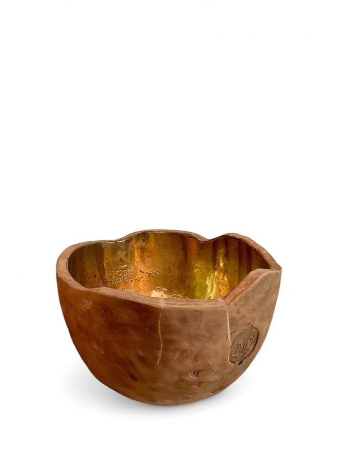 Unikat handgefertigte Keramikschale mit vergoldeter Innenfläche und einzigartiger, unebener Form – modernes Design für stilvolle Akzente.Erhältlich in Middleway Gallery und im Online Shop.