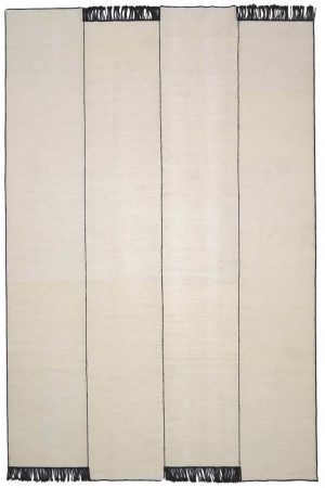 Unser Japandi Kelim ist handgewebt aus handgesponnene Wolle in vier Bahnen zusammengesetzt. Er hat die Farben Creme und Schwarz. Erhältlich in Hamburg Middleway Gallery und im Online Shop.