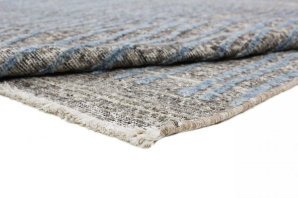 Der Kala Lai Kurzflor-Teppich besticht durch seinen Used-Look im Vintage-Stil, der einen harmonischen Mix aus cremefarbenen und braunen Grundtönen aufweist. Er zeichnet sich durch parallel verlaufende Linien in Hellblau aus. Erhältlich im Middleway Gallery und im Onlineshop