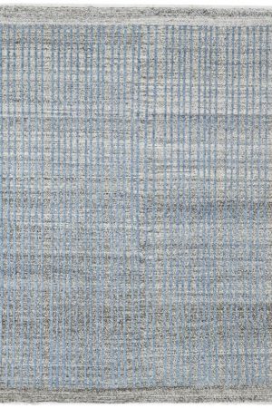 Der Kala Lai Kurzflor-Teppich besticht durch seinen Used-Look im Vintage-Stil, der einen harmonischen Mix aus cremefarbenen und braunen Grundtönen aufweist. Er zeichnet sich durch parallel verlaufende Linien in Hellblau aus. Erhältlich im Middleway Gallery und im Onlineshop