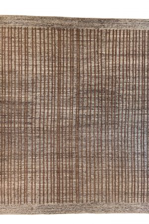 Der Kala Lai Kurzflor-Teppich besticht durch seinen Used-Look im Vintage-Stil, der einen harmonischen Mix aus cremefarbenen und braunen Grundtönen aufweist. Er zeichnet sich durch parallel verlaufende Linien in Braun aus. Hamburg, Middleway Gallery, Online Shop