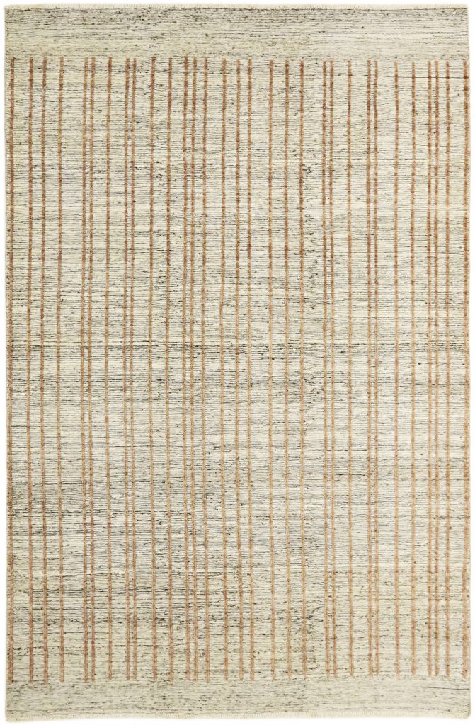Der Kala Lai Kurzflor-Teppich besticht durch seinen Used-Look im Vintage-Stil, der einen harmonischen Mix aus cremefarbenen und braunen Grundtönen aufweist. Er zeichnet sich durch parallel verlaufende Linien in einem zarten Altrosa aus. Erhältlich im Onlineshop der Middleway Gallery in Hamburg