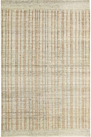 Der Kala Lai Kurzflor-Teppich besticht durch seinen Used-Look im Vintage-Stil, der einen harmonischen Mix aus cremefarbenen und braunen Grundtönen aufweist. Er zeichnet sich durch parallel verlaufende Linien in einem zarten Altrosa aus. Erhältlich im Onlineshop der Middleway Gallery in Hamburg