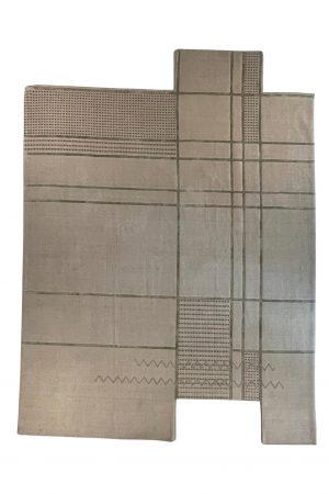 Handgefertigter Wollteppich Karoji aus Wolle und Kunstseide mit grafischem Karomuster in Beige und Grau. Erhältlich in Hamburg Middleway Gallery und im Onlineshop.