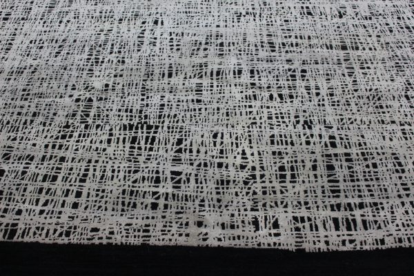 Dieser handgeknüpfte Teppich ist wirklich etwas Besonderes! Er kombiniert die Eleganz von Seide mit der strapazierfähigen Wärme von Wolle in einer perfekten Mischung. Die zurückhaltende Farbpalette aus Beige und Schwarz verleiht dem Teppich eine zeitlose Schönheit. Das abstrakte Design, das an ein kreatives Gekritzel mit vielen Strichen erinnert, gibt dem Teppich eine moderne und ansprechende Not.Erhältlich im Hamburg Middleway Gallery und im Onlineshop.