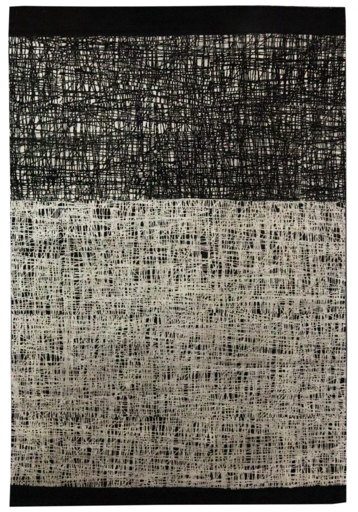 Handgeknüpfter Teppich 'Kuros' aus Wolle und Seide mit modernem abstraktem Design in Schwarz- und Taupe-Tön. Erhältlich in Hamburg Middleway Gallery und im Onlineshop.
