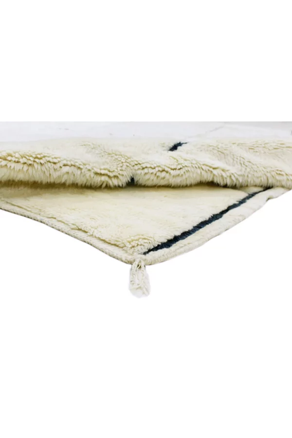 Tauchen Sie ein in Luxus und Eleganz mit unserem creme-weißen Berber Teppich, verziert mit einem faszinierenden labyrinthartigen Design. MIDDLEWAY GALLERY Hamburg Onlineshop