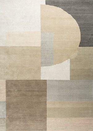 Handgeknüpfter Designteppich „Labyrinth“ aus Wolle und Bambusseide mit geometrischem Muster in Beige- und Grautönen. Erhältlich in Hamburg Middleway Gallery & im Onlineshop.
