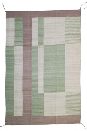 Handgefertigter Kelim aus Wolle in Moosgrün und Creme – Modell Loom Moos mit modernem Linien- und Flächendesign. Erhältlich in Hamburg Middleway Gallery und Onlineshop.