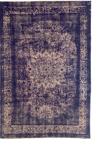 Handgefertigter Vintage Teppich aus Wolle in Pastell Apricot und Schwarz mit modernem Used-Look. Erhältlich in Hamburg Middleway Gallery und im Onlineshop.