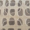 Nav Tile Teppich, handgefertigt aus reiner Wolle, in Creme mit grauen Akzenten und modernem, geometrischem Muster. Erhältlich in Hamburg Middleway Gallery und im Onlineshop.
