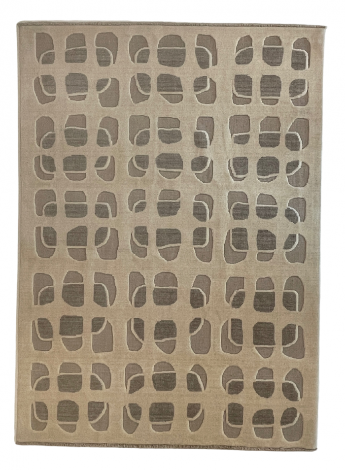 Nav Tile Teppich, handgefertigt aus reiner Wolle, in Creme mit grauen Akzenten und modernem, geometrischem Muster. Erhältlich in Hamburg Middleway Gallery und im Onlineshop.