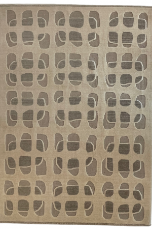 Nav Tile Teppich, handgefertigt aus reiner Wolle, in Creme mit grauen Akzenten und modernem, geometrischem Muster. Erhältlich in Hamburg Middleway Gallery und im Onlineshop.