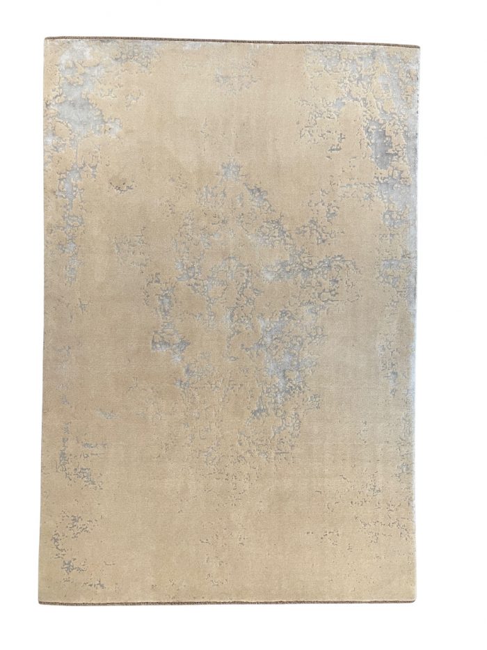 andgefertigter Teppich Noor Glow aus Wolle und Kunstseide in eleganten Creme- und Silbertönen mit dezent schimmerndem, modernem Design. Ideal für luxuriöse Wohnräume.