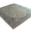 Handgeknüpfter Teppich aus Wolle und Bambusseide mit zentralem Ornament und pastelligen Grün- und Blautönen. Erhältlich in Hamburg Middleway Gallery und im Onlineshop.