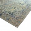 Handgeknüpfter Teppich aus Wolle und Bambusseide mit zentralem Ornament und pastelligen Grün- und Blautönen. Erhältlich in Hamburg Middleway Gallery und im Onlineshop.