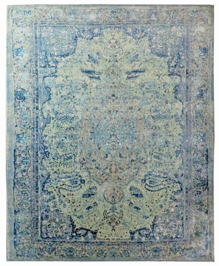 Handgeknüpfter Teppich aus Wolle und Bambusseide mit zentralem Ornament und pastelligen Grün- und Blautönen. Erhältlich in Hamburg Middleway Gallery und im Onlineshop.