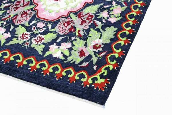 Der Parisian Teppich ist ein handgeknüpfter Schatz mit einem bezaubernden floralen Muster. Er vereint kunstvoll perfektionierte Farbkombinationen wie zartes Rosa, lebendiges Grün, elegantes Schwarz, strahlendes Blau und vieles mehr.Erhältlich im Middleway Gallery und im Onlineshop.