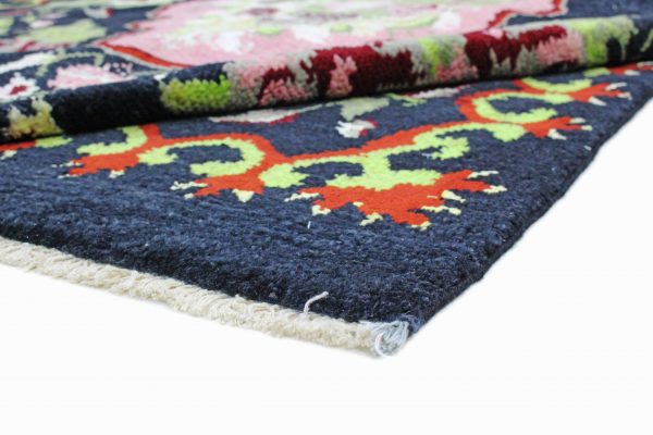 Der Parisian Teppich ist ein handgeknüpfter Schatz mit einem bezaubernden floralen Muster. Er vereint kunstvoll perfektionierte Farbkombinationen wie zartes Rosa, lebendiges Grün, elegantes Schwarz, strahlendes Blau und vieles mehr.Erhältlich im Middleway Gallery und im Onlineshop.