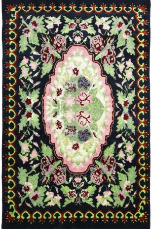 Der Parisian Teppich ist ein handgeknüpfter Schatz mit einem bezaubernden floralen Muster. Er vereint kunstvoll perfektionierte Farbkombinationen wie zartes Rosa, lebendiges Grün, elegantes Schwarz, strahlendes Blau und vieles mehr.Erhältlich im Middleway Gallery und im Onlineshop.