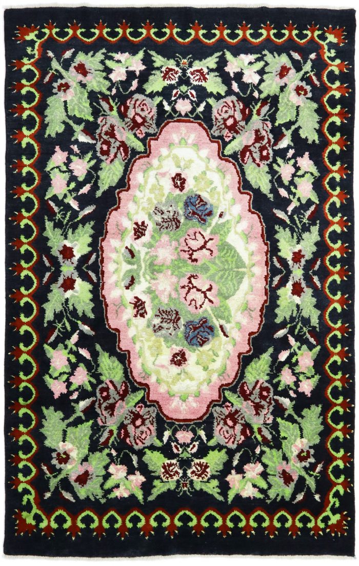 Der Parisian Teppich ist ein handgeknüpfter Schatz mit einem bezaubernden floralen Muster. Er vereint kunstvoll perfektionierte Farbkombinationen wie zartes Rosa, lebendiges Grün, elegantes Schwarz, strahlendes Blau und vieles mehr.Erhältlich im Middleway Gallery und im Onlineshop.