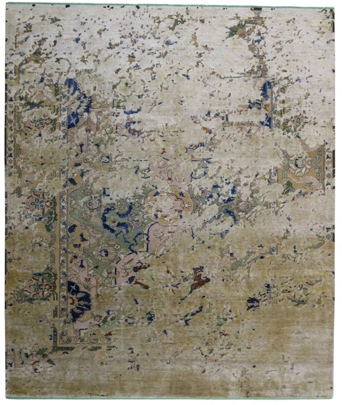 Handgeknüpfter Teppich aus der Kollektion Polonaise Gatwick Aerial von Jan Kath. Gefertigt aus hochwertiger Wolle und reiner Seide, mit einer einzigartigen Haptik. Das Design ist inspiriert von alten iranischen Teppichmustern. Die Farben des Teppichs sind Beige, Blau, Grün, Rosa und Akzente in Braun und Gold. Erhältlich in Hamburg Middleway Gallery und im Onlineshop.