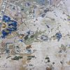 Handgeknüpfter Teppich aus der Kollektion Polonaise Gatwick Aerial von Jan Kath. Gefertigt aus hochwertiger Wolle und reiner Seide, mit einer einzigartigen Haptik. Das Design ist inspiriert von alten iranischen Teppichmustern. Die Farben des Teppichs sind Beige, Blau, Grün, Rosa und Akzente in Braun und Gold. Erhältlich in Hamburg Middleway Gallery und im Onlineshop.